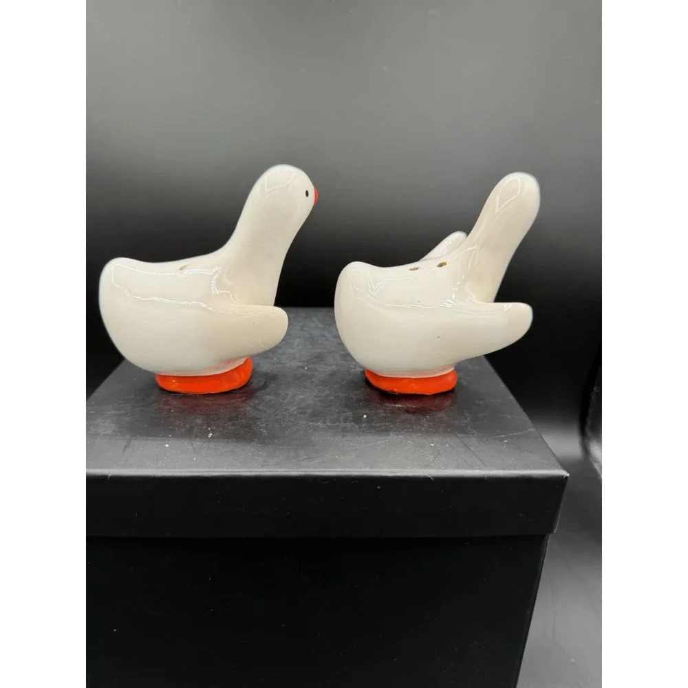 Vintage Hugging Geese Salt & Pepper Shakers 🪿🤍 Ceramic Farmhouse Kitchen Decor
